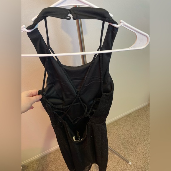 Elegant Black Sleeveless Dress - Picture 2 of 3